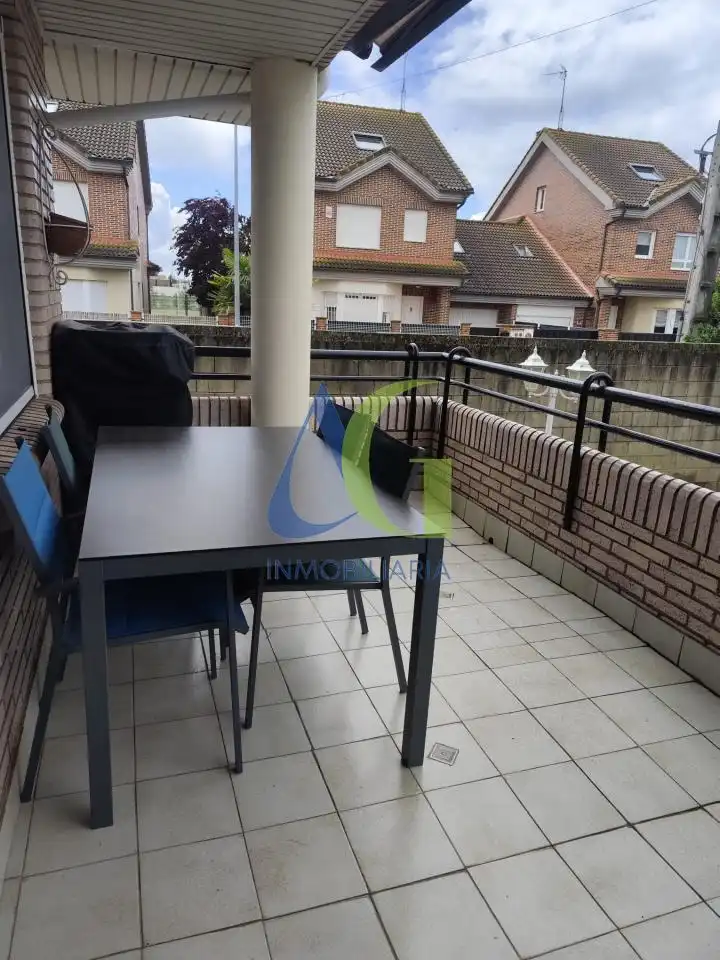 Terrassa de Casa o xalet en venda en Villaquilambre amb Calefacció, Jardí privat i Parquet