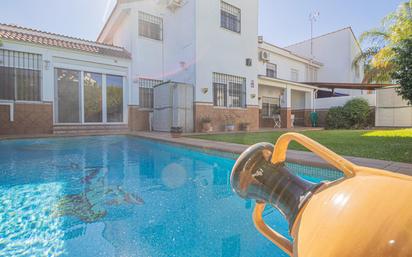 Piscina de Casa adosada en venda en Mairena del Aljarafe amb Aire condicionat, Terrassa i Piscina