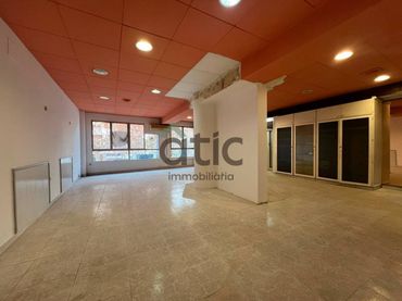 Local comercial de lloguer a Paseo Pere III