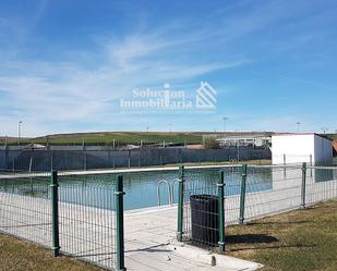 Piscina de Casa adosada en venda en Villamayor amb Terrassa, Piscina i Balcó