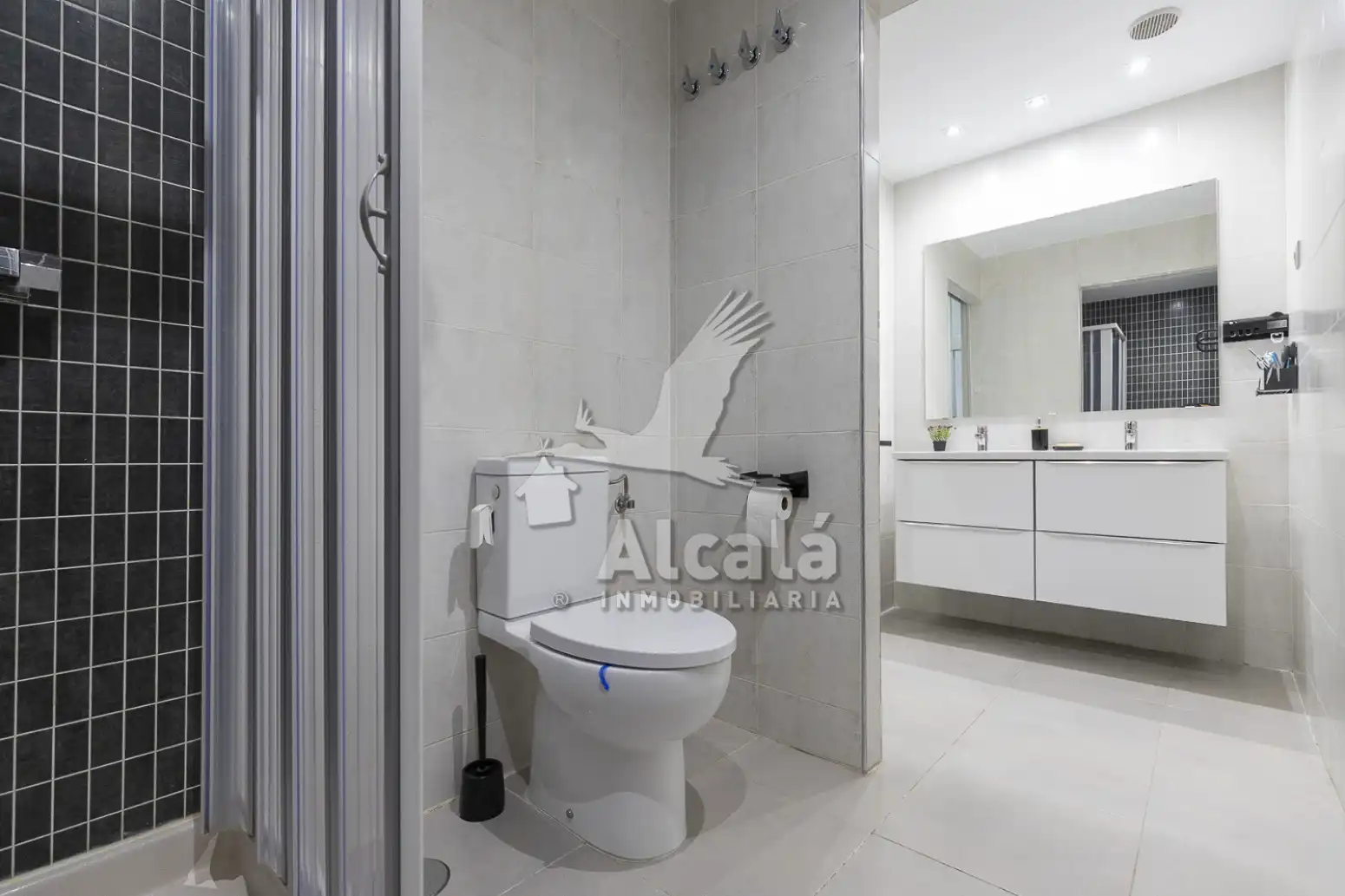 Bathroom of Flat for sale in Loeches  with Air Conditioner, Heating and Private garden