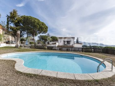 Casa con piscina en venta en Nucli Urbà