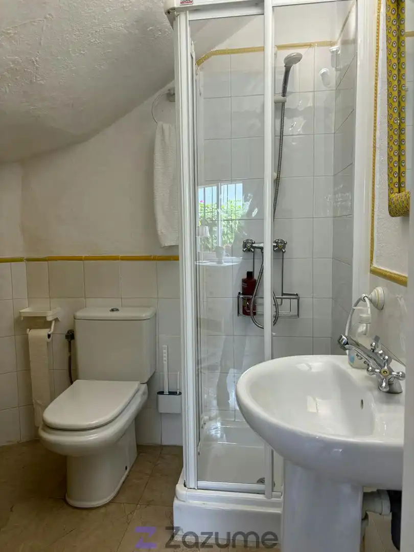 Baño de Piso de alquiler en Estepona con Aire acondicionado, Jardín privado y Piscina