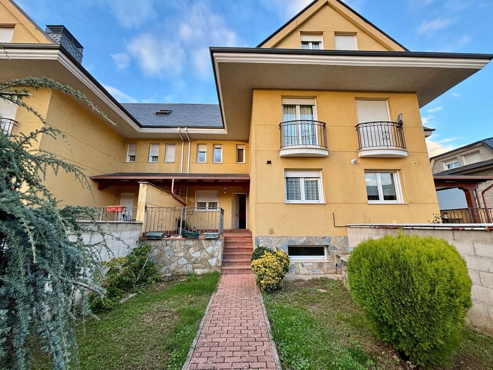 Exterior view of Single-family semi-detached for sale in Ponferrada  with Heating and Private garden