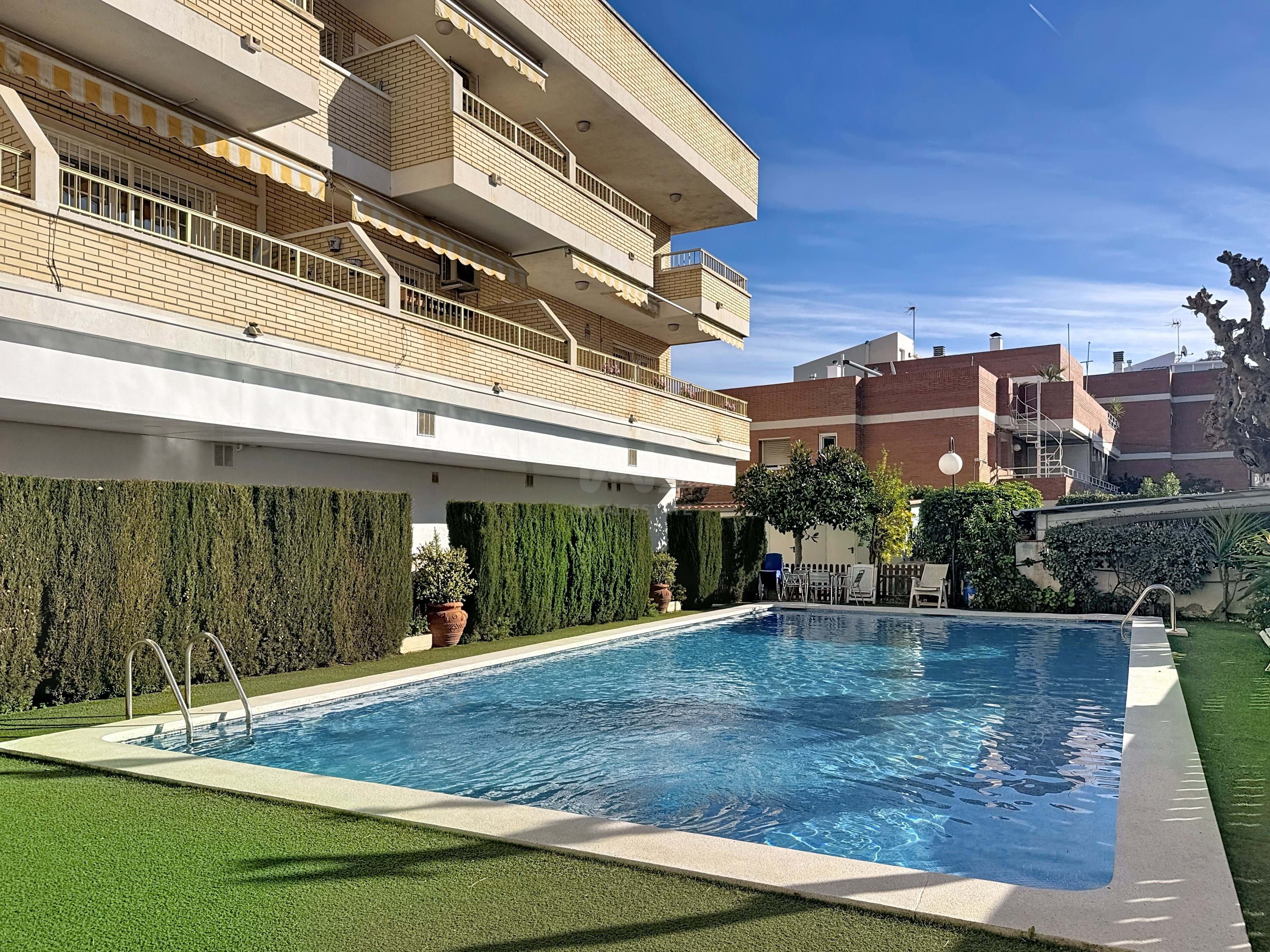 Piscina de Dúplex en venta en Castelldefels con Aire acondicionado, Calefacción y Terraza