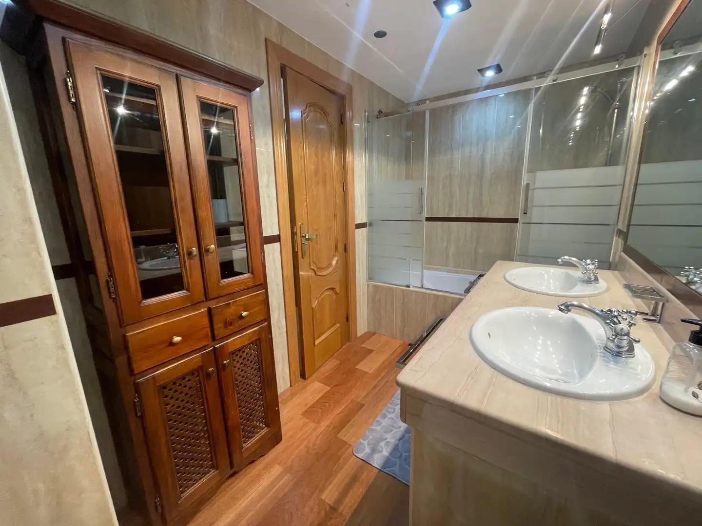 Baño de Piso de alquiler en Granada con Aire acondicionado, Calefacción y Amueblado