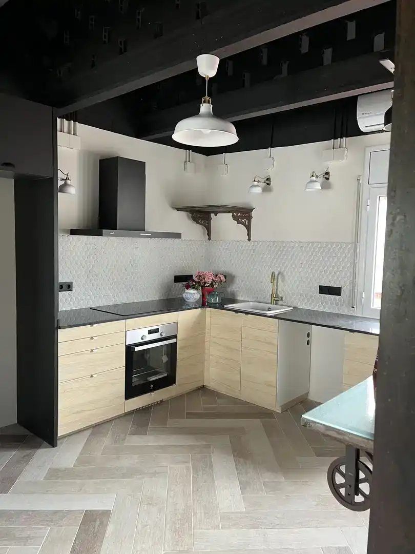Cuina de Dúplex de lloguer en Girona Capital amb Aire condicionat