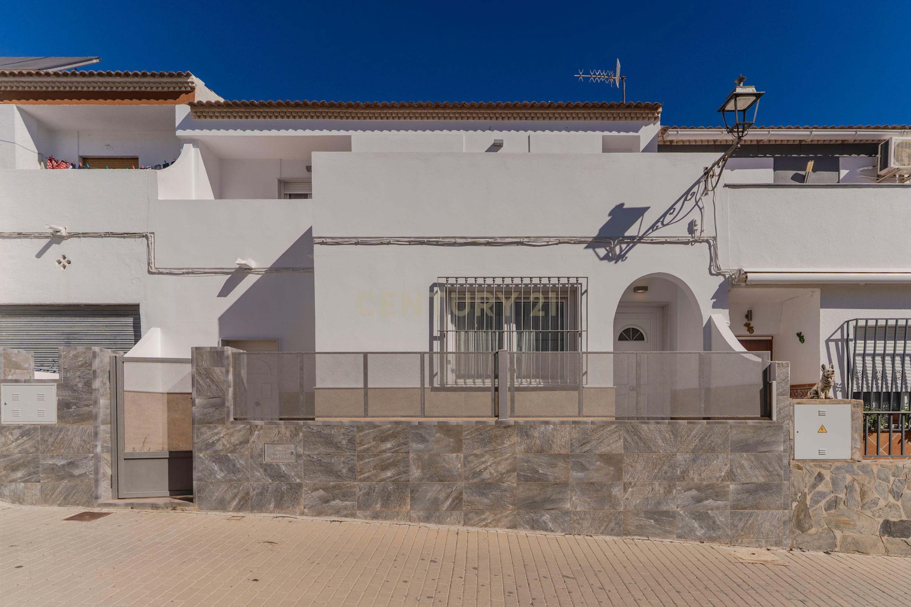 Vista exterior de Casa adosada en venda en Salobreña amb Traster
