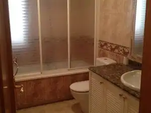 Baño de Piso de alquiler en Ciudad Real con Terraza y Amueblado