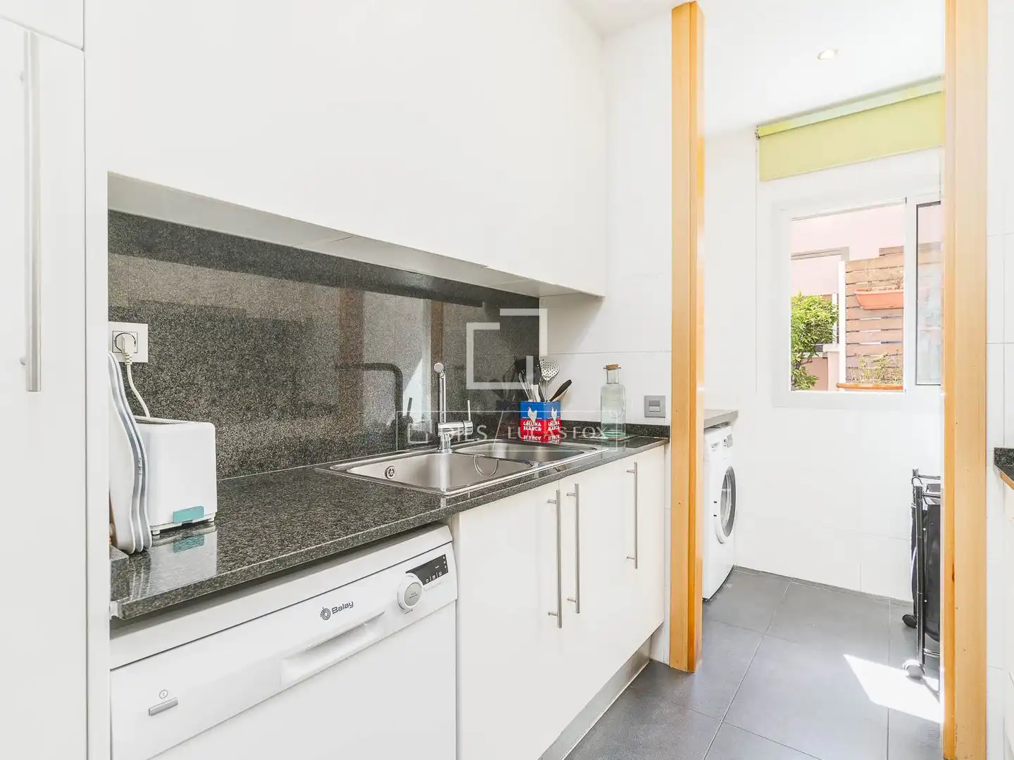 Kitchen of Flat for sale in Barcelona  with Air Conditioner, Terrace and Storage room