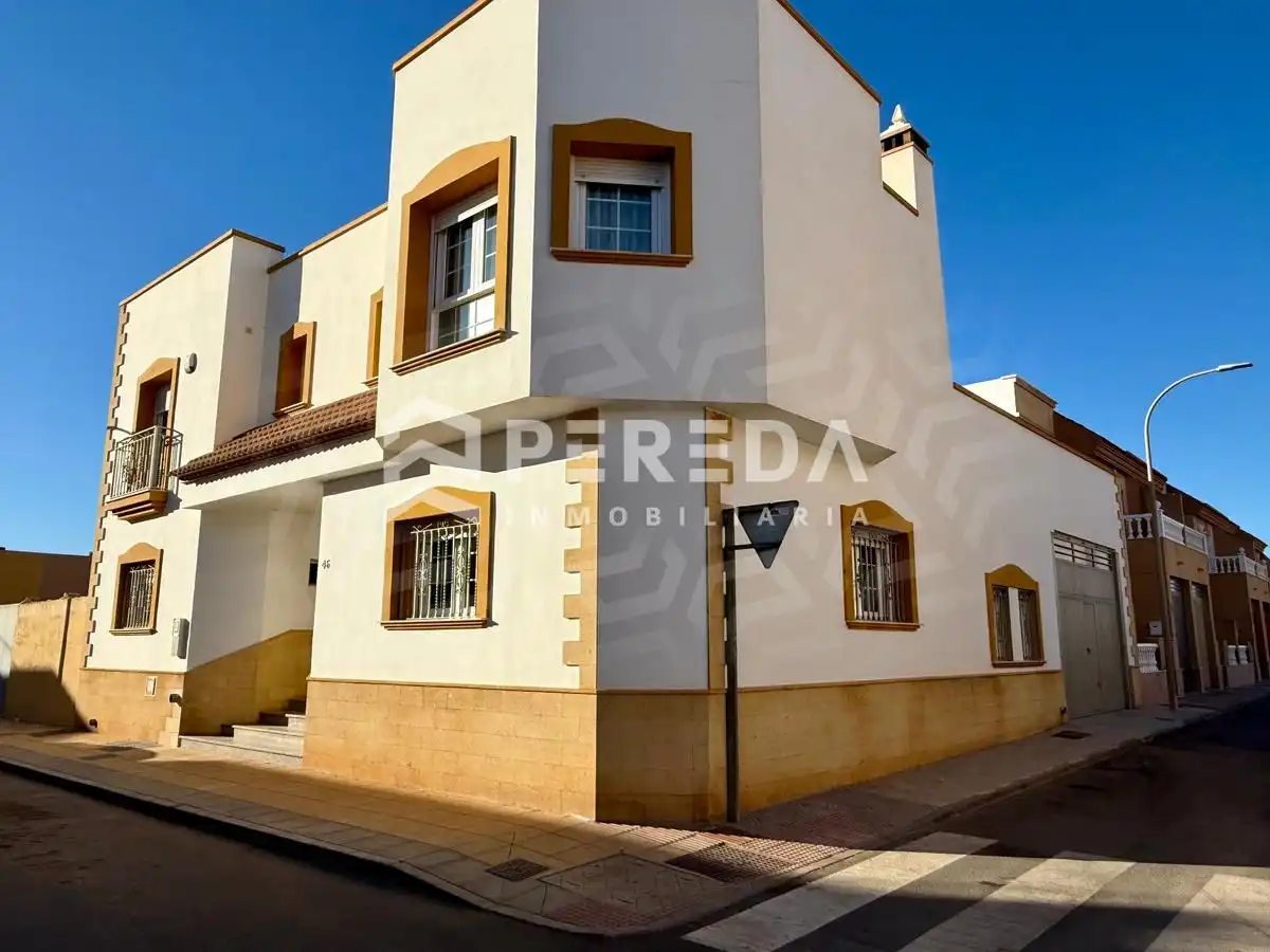 Vista exterior de Casa o xalet en venda en La Mojonera amb Jardí privat, Terrassa i Moblat