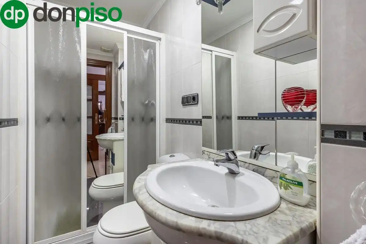Bathroom of Flat for sale in Granada