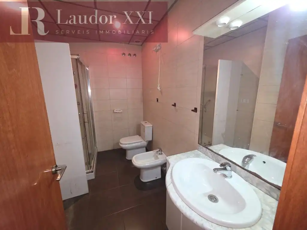 Badezimmer von Wohnung zum Verkauf in Sabadell mit Klimaanlage