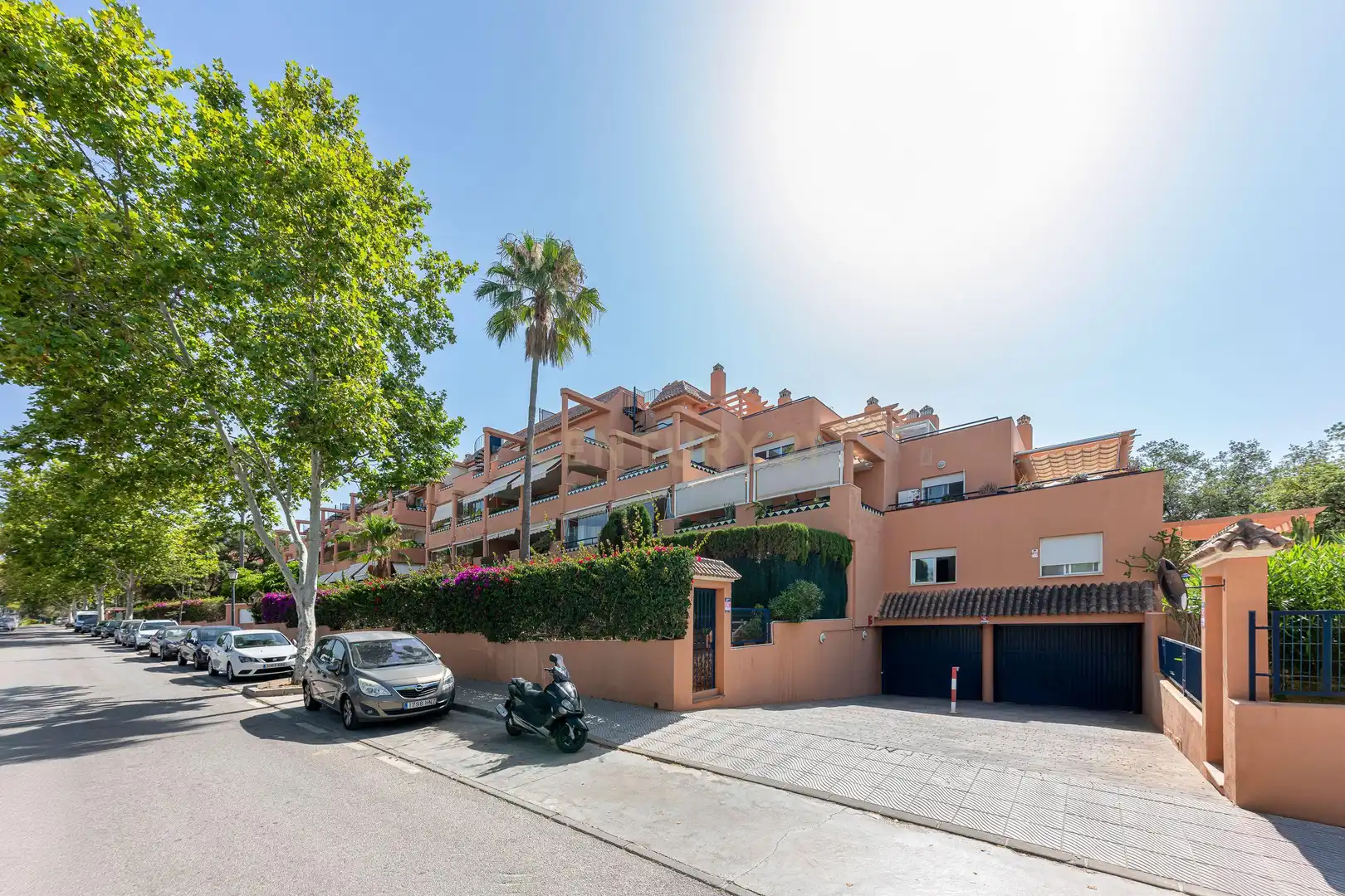 Vista exterior de Pis de lloguer en Marbella amb Aire condicionat, Jardí privat i Piscina comunitària