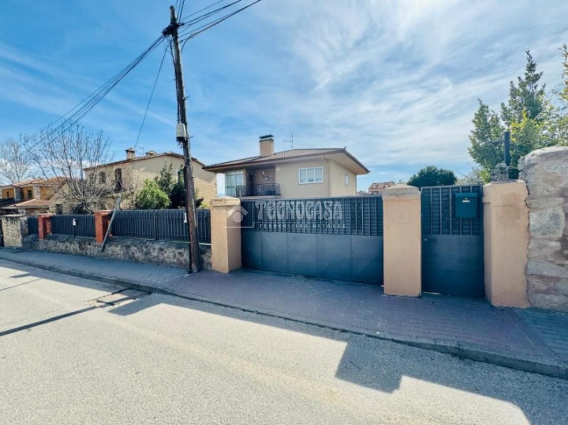 Vista exterior de Casa o chalet en venta en La Lastrilla  con Balcón