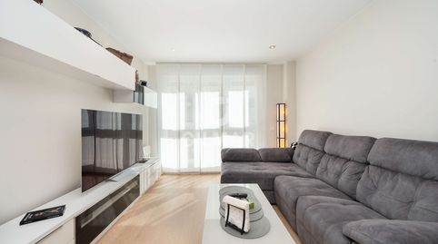 En el distinguido barrio de Rosas, ubicado en el distrito de San Blas, Madrid, se presenta este exclusivo piso que redefine el con