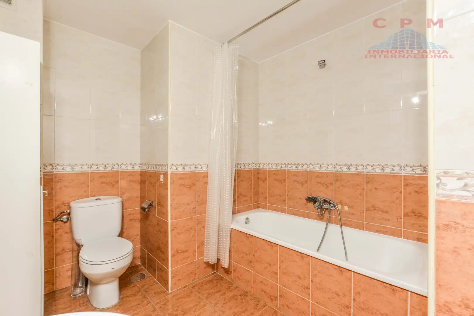 Badezimmer von Wohnung zur Miete in Madrid mit Klimaanlage, Terrasse und Ofen
