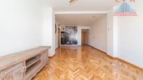 Living room of Flat to rent in  Madrid Capital  with Air Conditioner, Heating and Parquet flooring