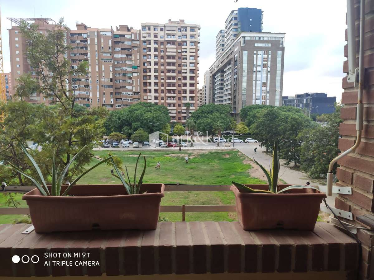 Vista exterior de Pis de lloguer en  Valencia Capital amb Aire condicionat, Terrassa i Moblat