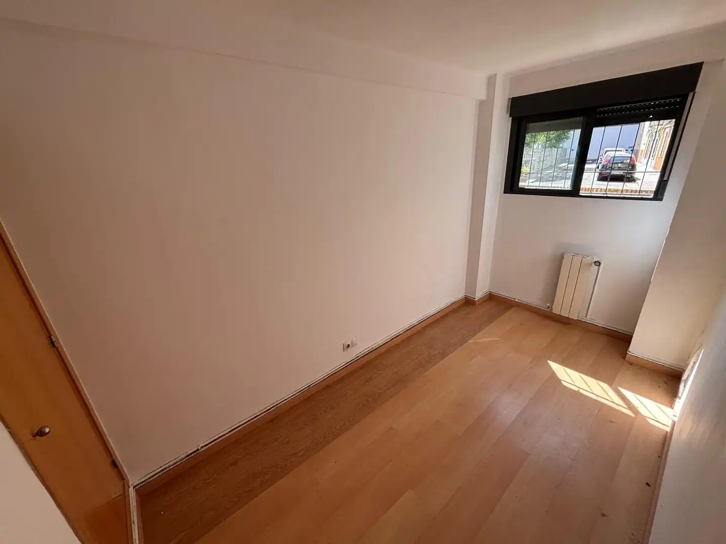 Bedroom of Flat for sale in Zaragoza  with Heating, Private garden and Parquet flooring