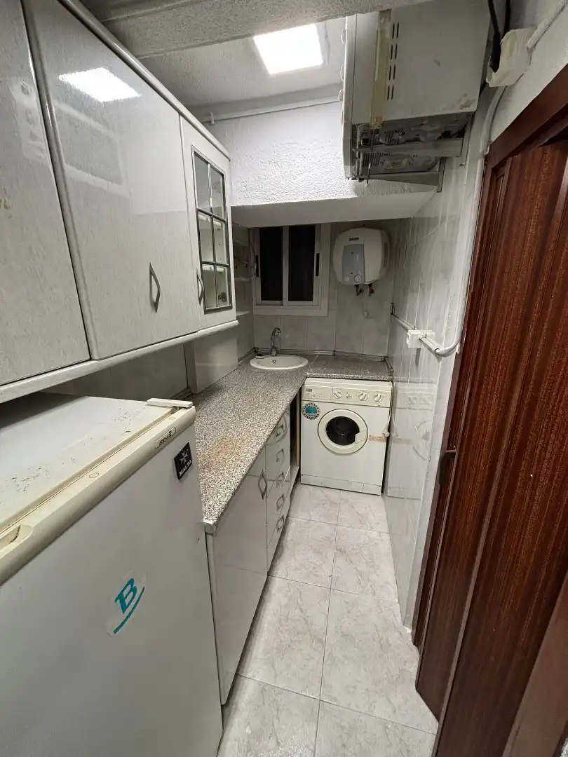 Cuina de Apartament en venda en Barcelona amb Rentadora, Microones i Alarma