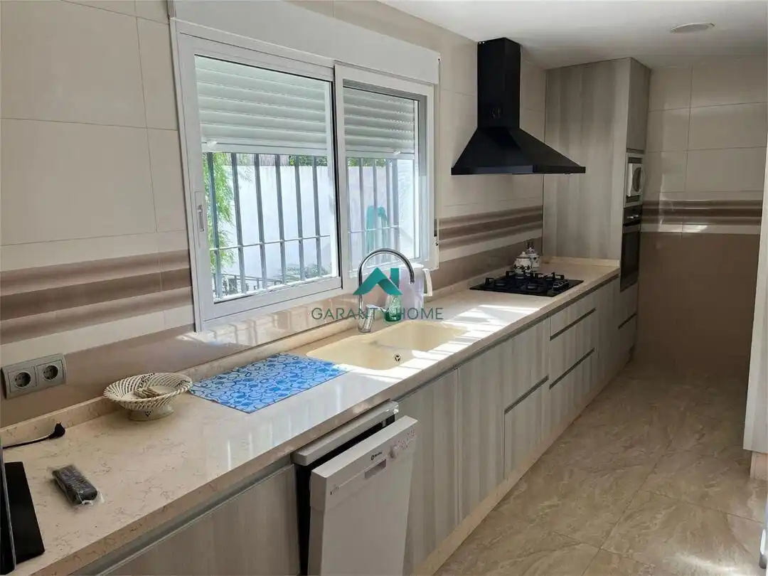 Cocina de Casa o chalet en venta en Valencia con Aire acondicionado, Calefacción y Jardín privado