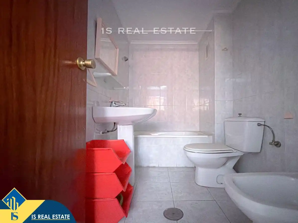 Baño de Apartamento en venta en Torrevieja con Calefacción, Terraza y Amueblado