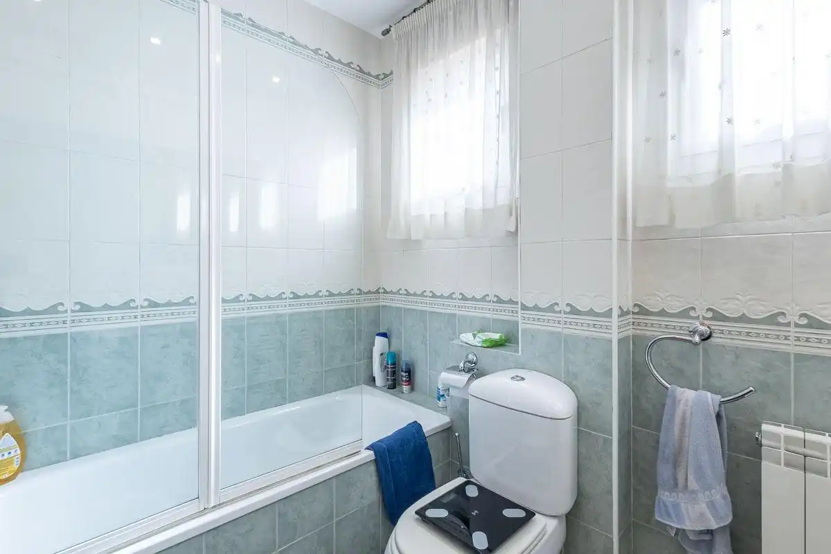 Baño de Casa adosada en venta en Granada con Calefacción, Jardín privado y Terraza