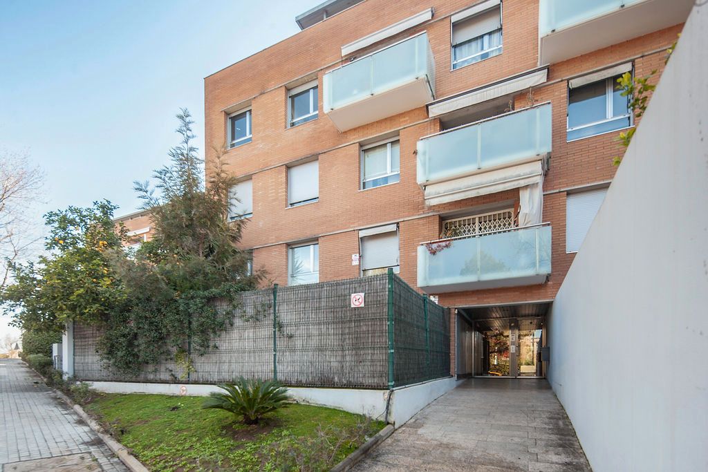Exterior view of Flat for sale in Sant Cugat del Vallès  with Air Conditioner, Heating and Swimming Pool