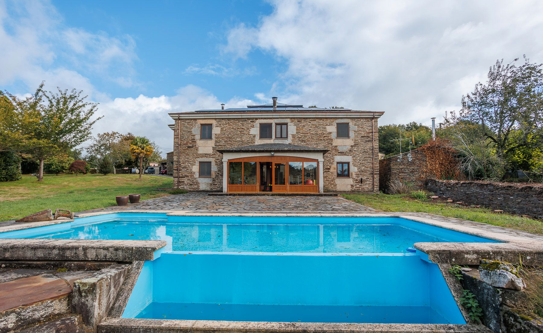 Vista exterior de Casa o xalet en venda en Lugo Capital amb Piscina i Moblat