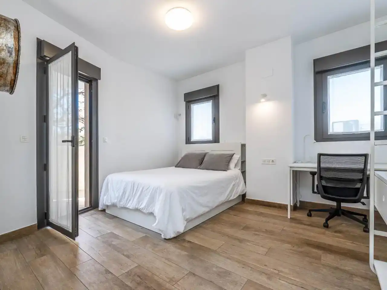 Bedroom of Flat for rent in Granada  with Air Conditioner, Swimming Pool and Furnished