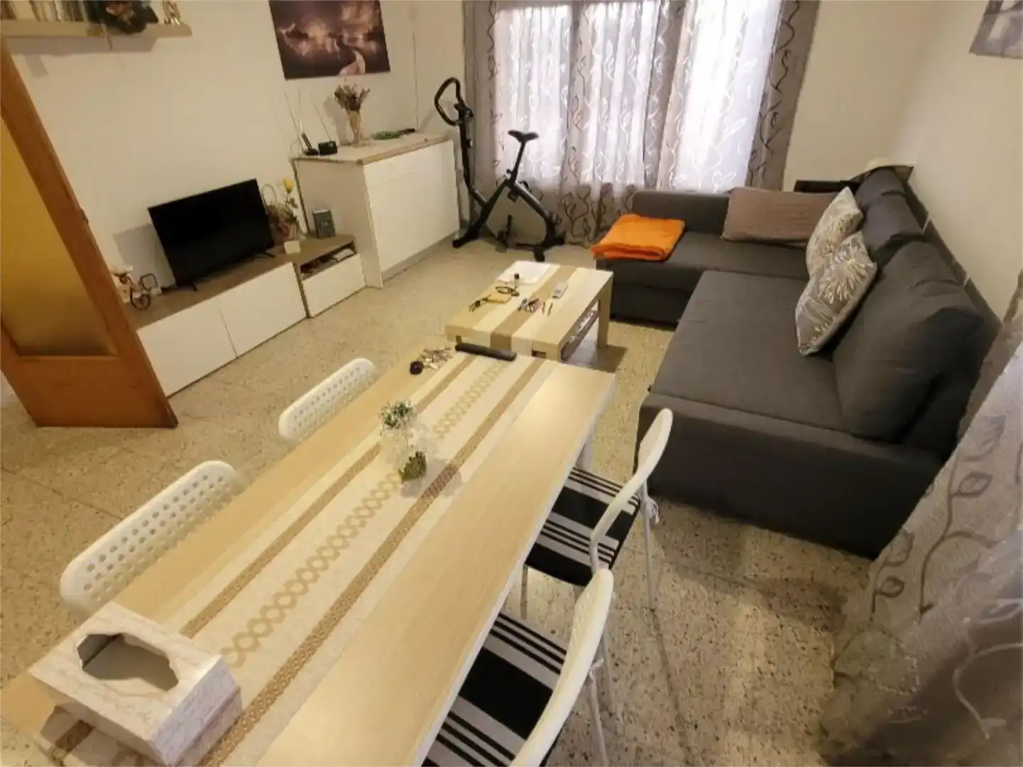 Sala d'estar de Casa o xalet en venda en Barberà del Vallès amb Balcó