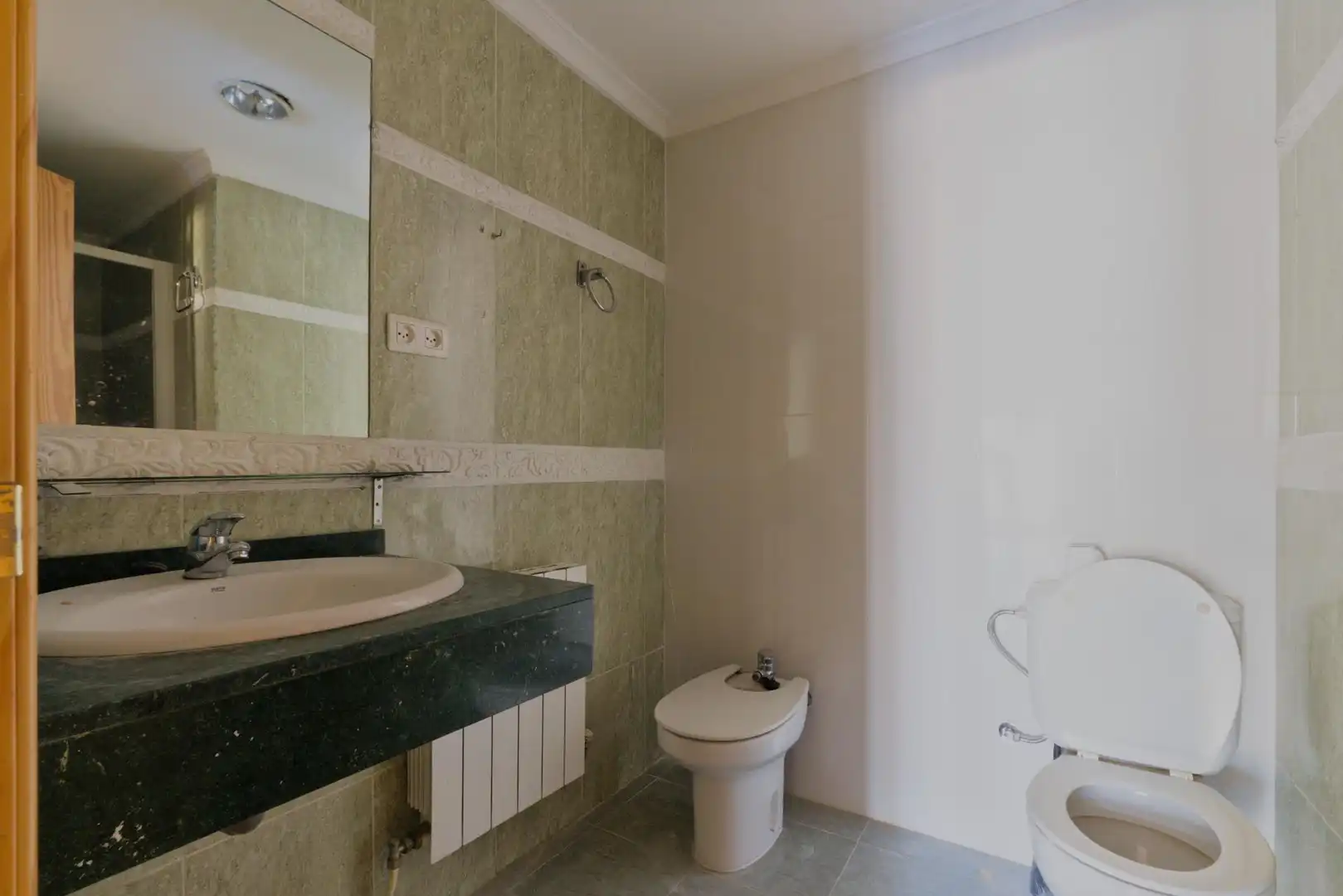 Bathroom of Flat for sale in Granada  with Heating