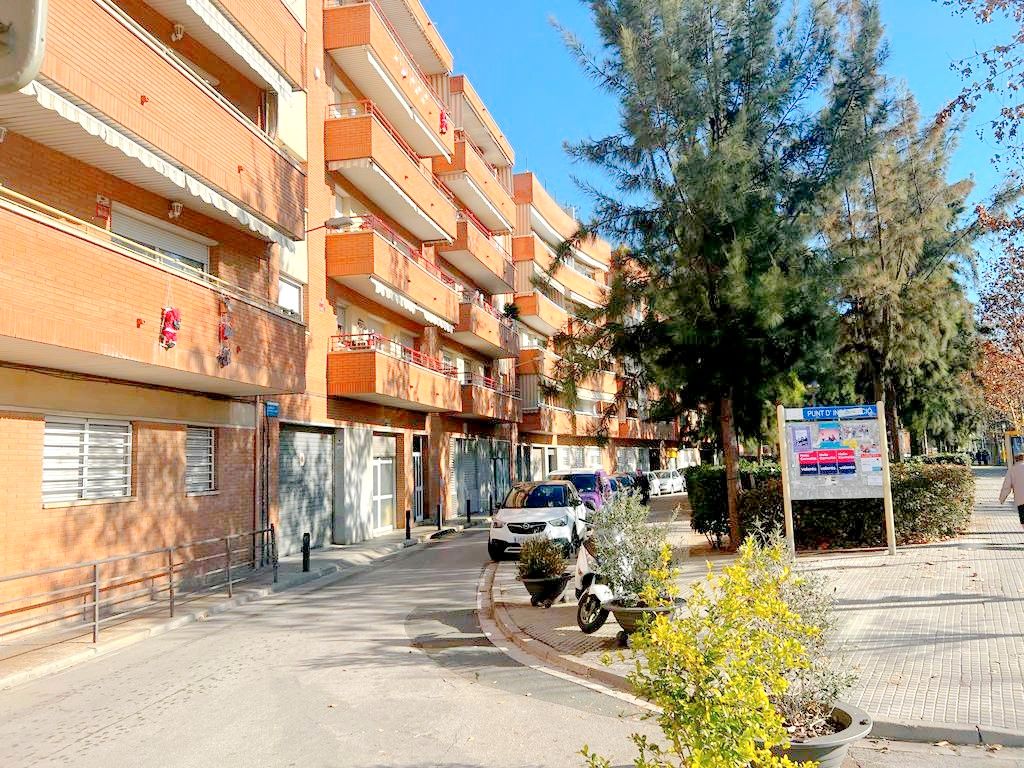 Vista exterior de Local en venda en Cornellà de Llobregat