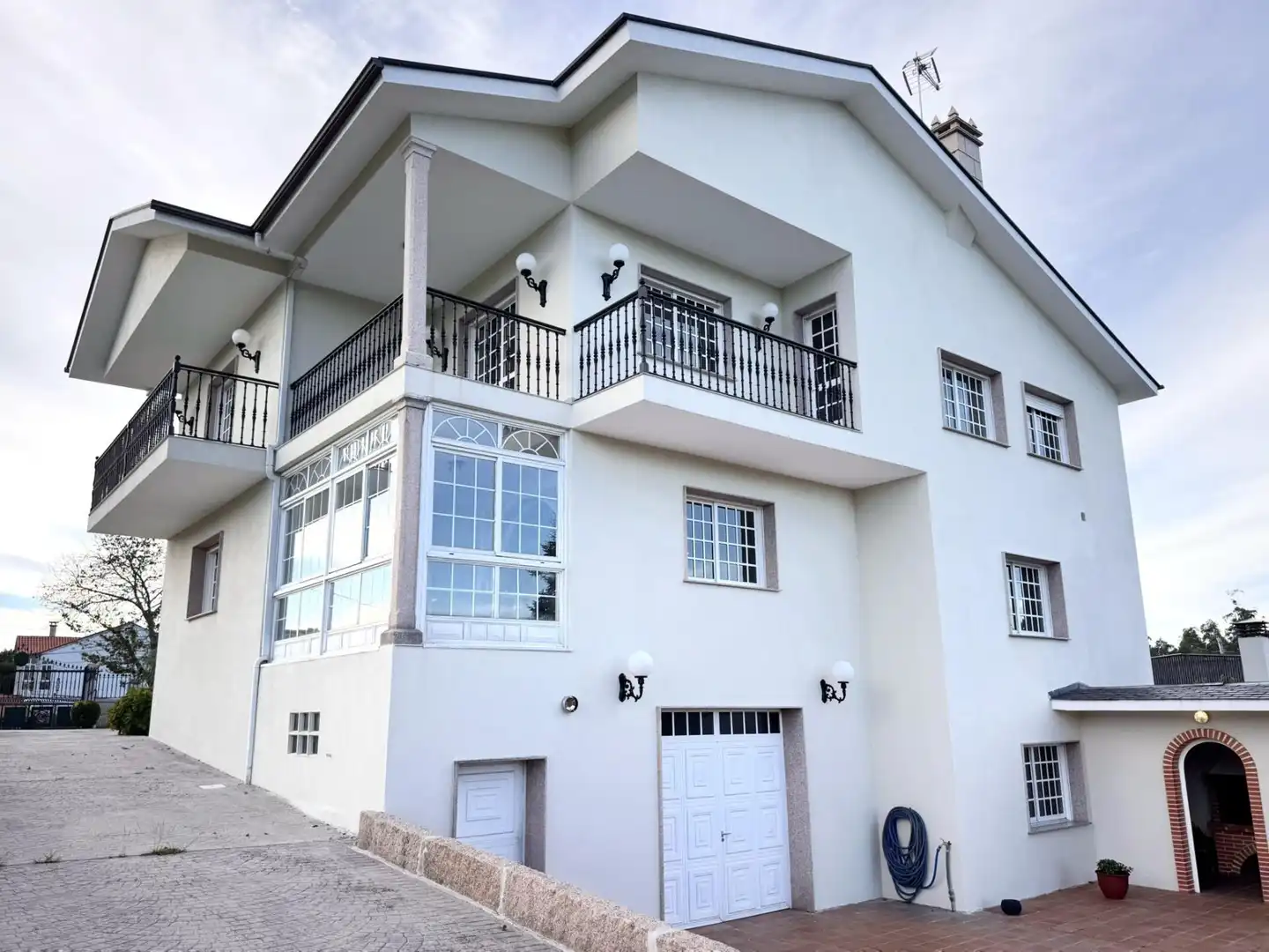 Vista exterior de Casa o chalet en venta en Barro con Calefacción, Jardín privado y Terraza
