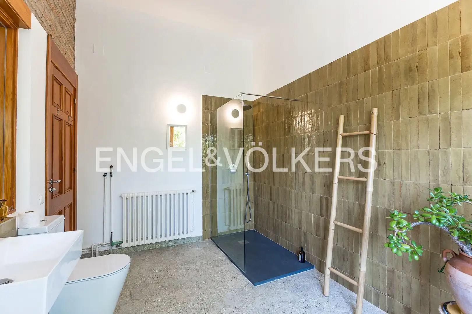 Baño de Finca rústica en venta en Vilanova i la Geltrú con Calefacción, Jardín privado y Terraza