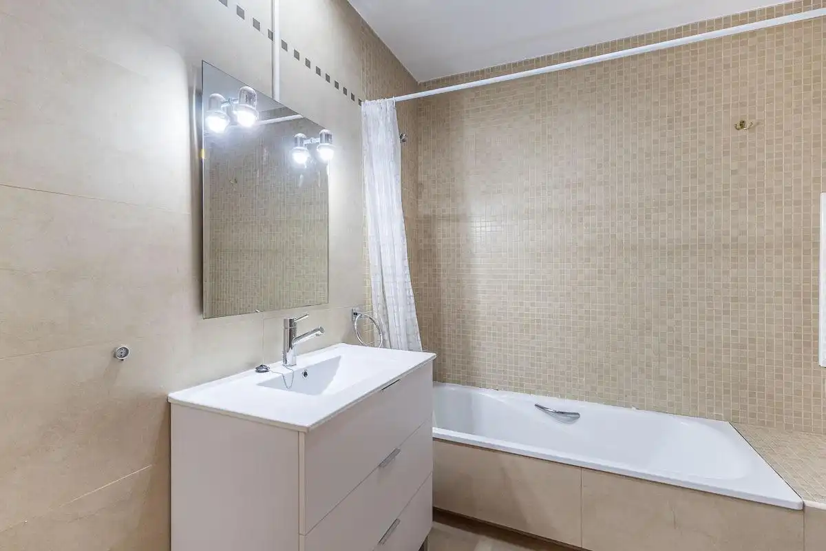 Baño de Piso de alquiler en Granada con Calefacción, Terraza y Trastero
