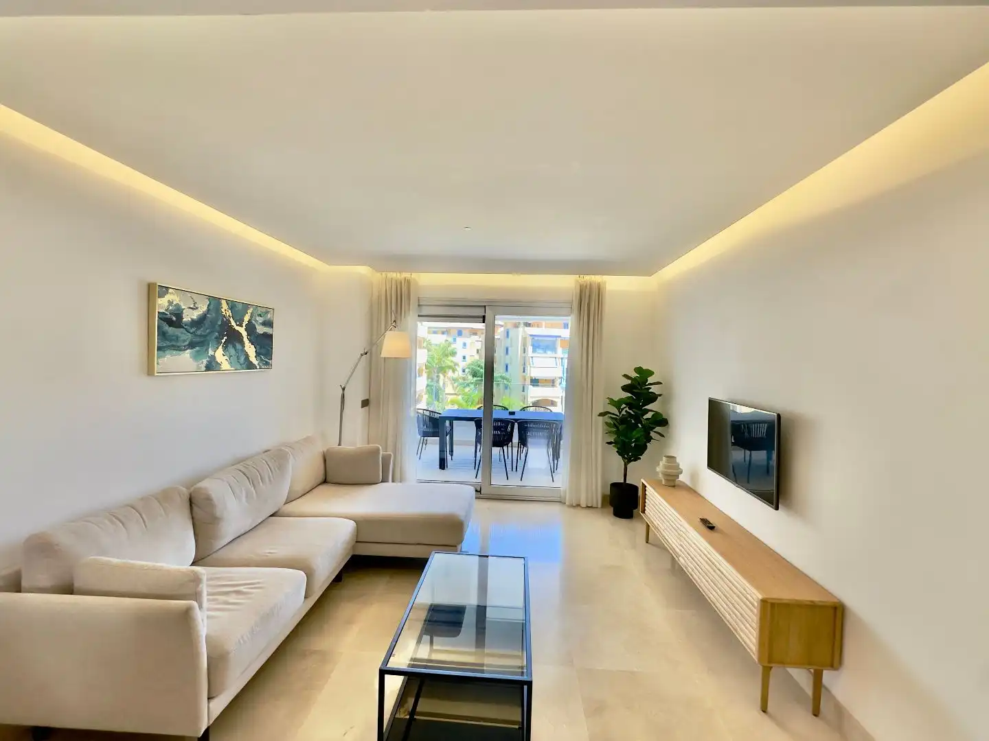 Sala d'estar de Pis en venda en Marbella amb Aire condicionat i Balcó
