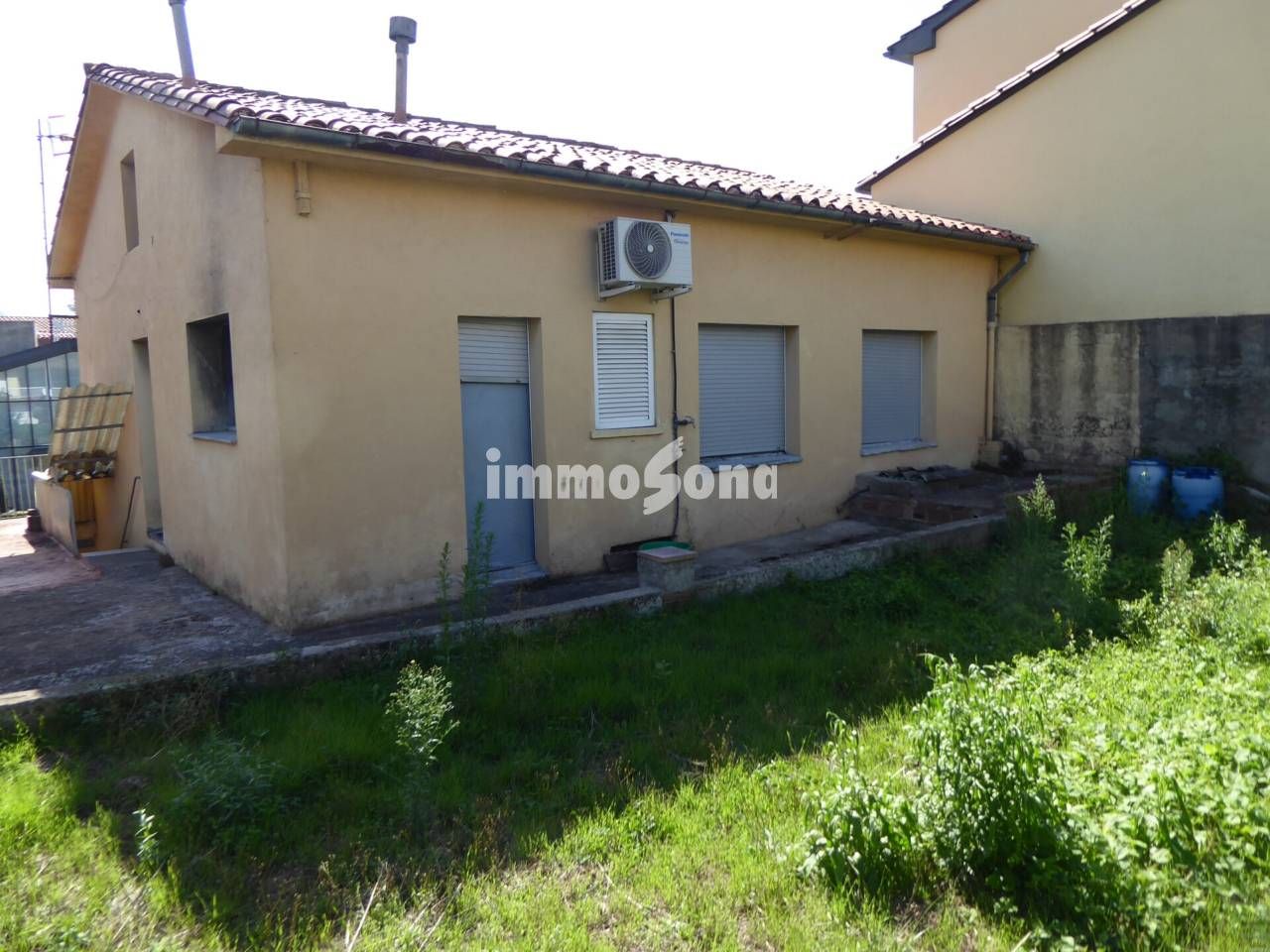 Vista exterior de Casa o xalet en venda en Olot amb Jardí privat