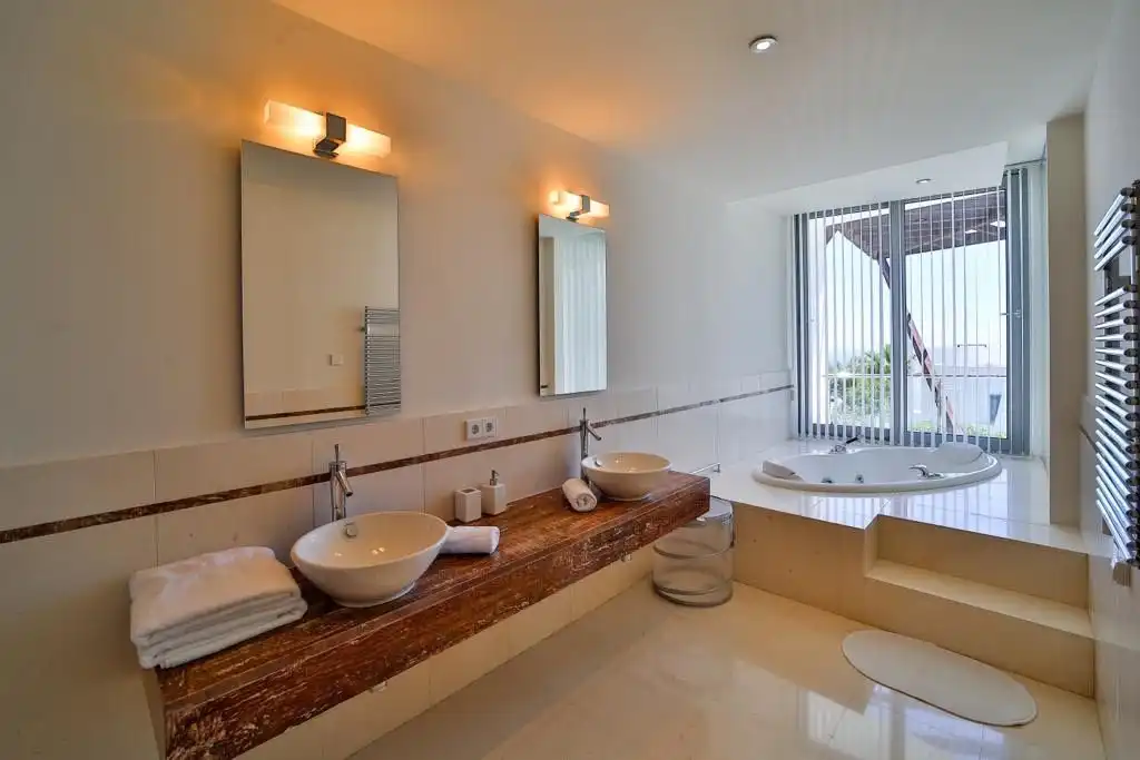 Baño de Casa o chalet de alquiler en Marbella con Aire acondicionado, Jardín privado y Terraza