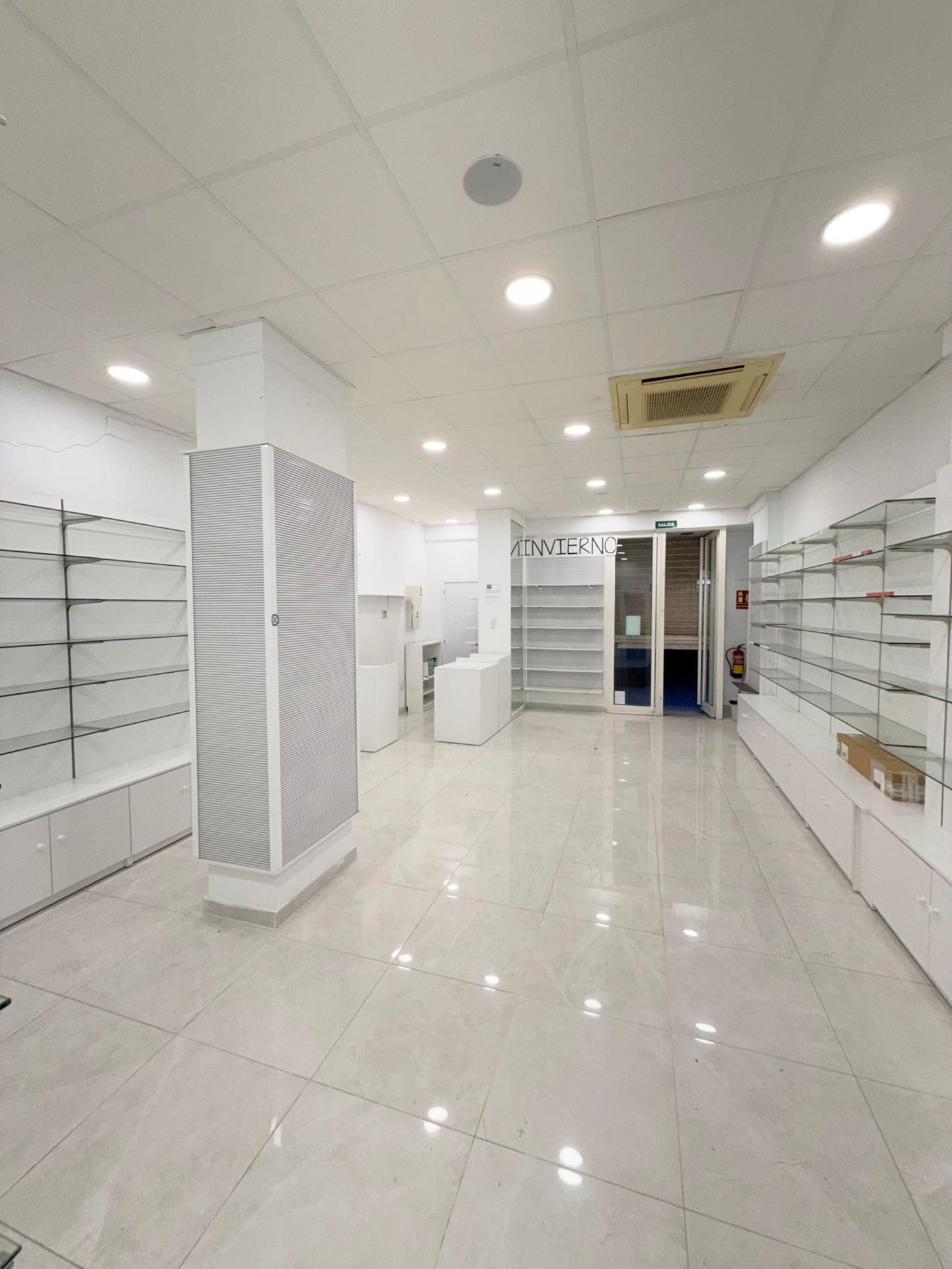 Local de lloguer a Parque Ayala - Jardín de la Abadía - Huelín , Carretera de Cádiz