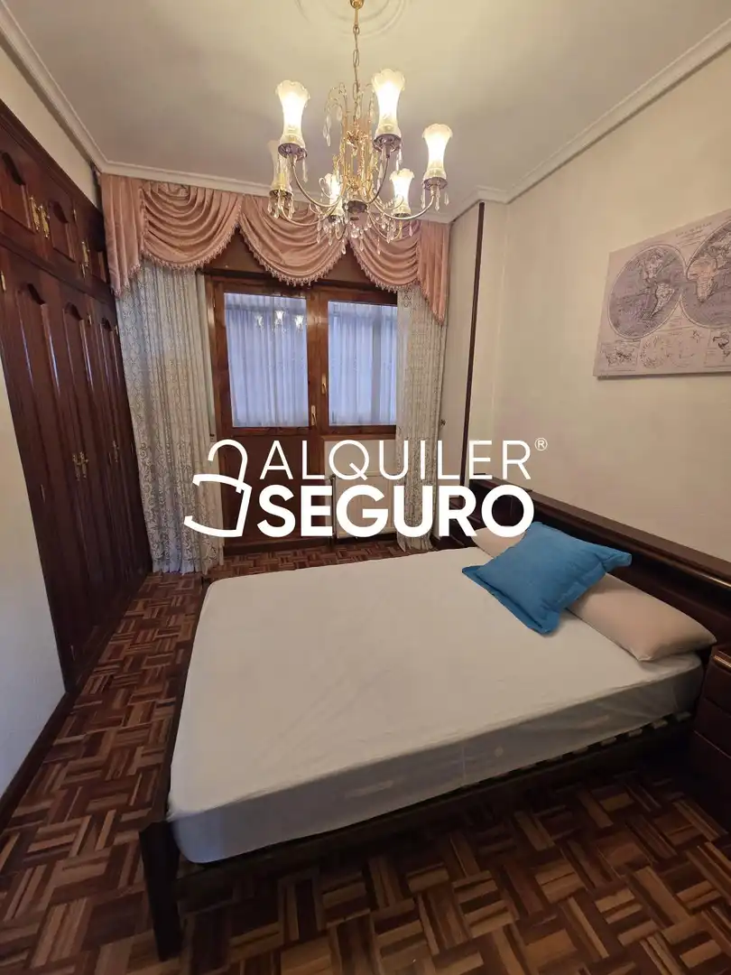 Bedroom of Flat for rent in Burgos  with Heating, Terrace and Furnished
