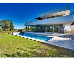 Piscina de Casa o xalet en venda en Sotogrande amb Aire condicionat, Jardí privat i Terrassa