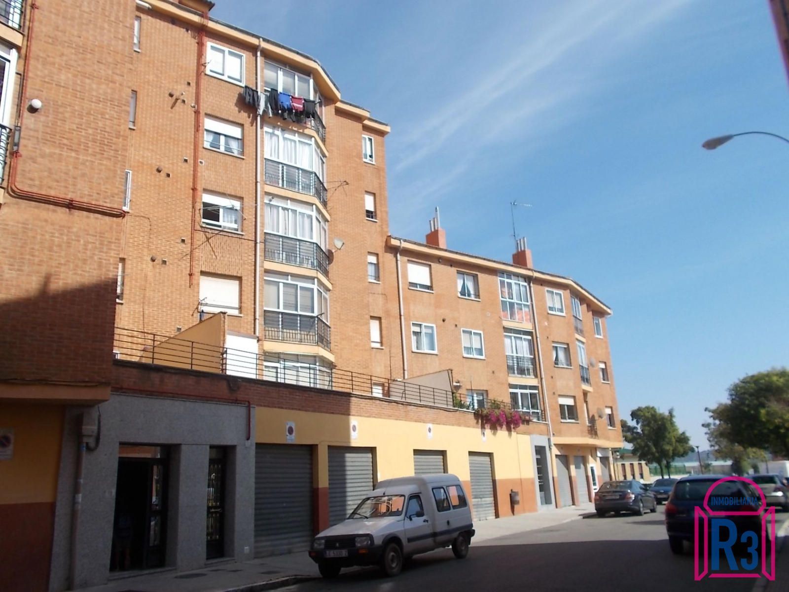 Vista exterior de Pis de lloguer en León Capital  amb Calefacció, Terrassa i Moblat