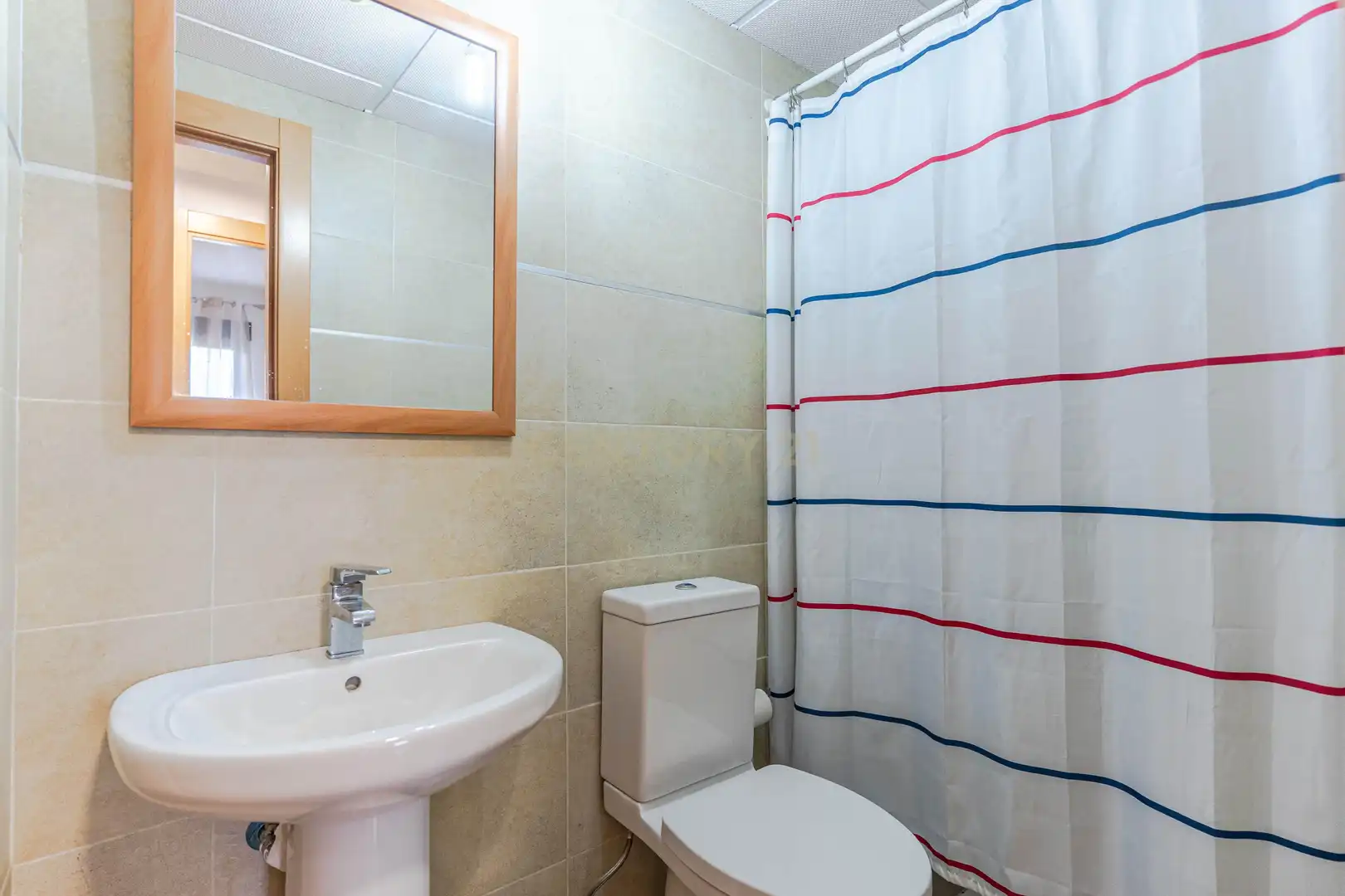 Baño de Piso en venta en Granada con Jardín privado, Trastero y Piscina comunitaria
