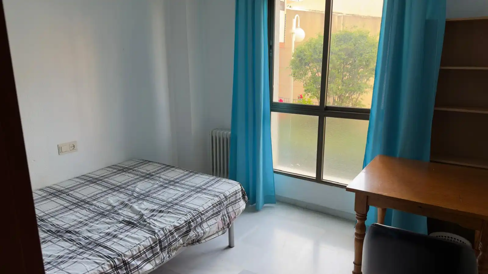 Habitación de Piso para compartir en Granada con Calefacción, Terraza y Amueblado