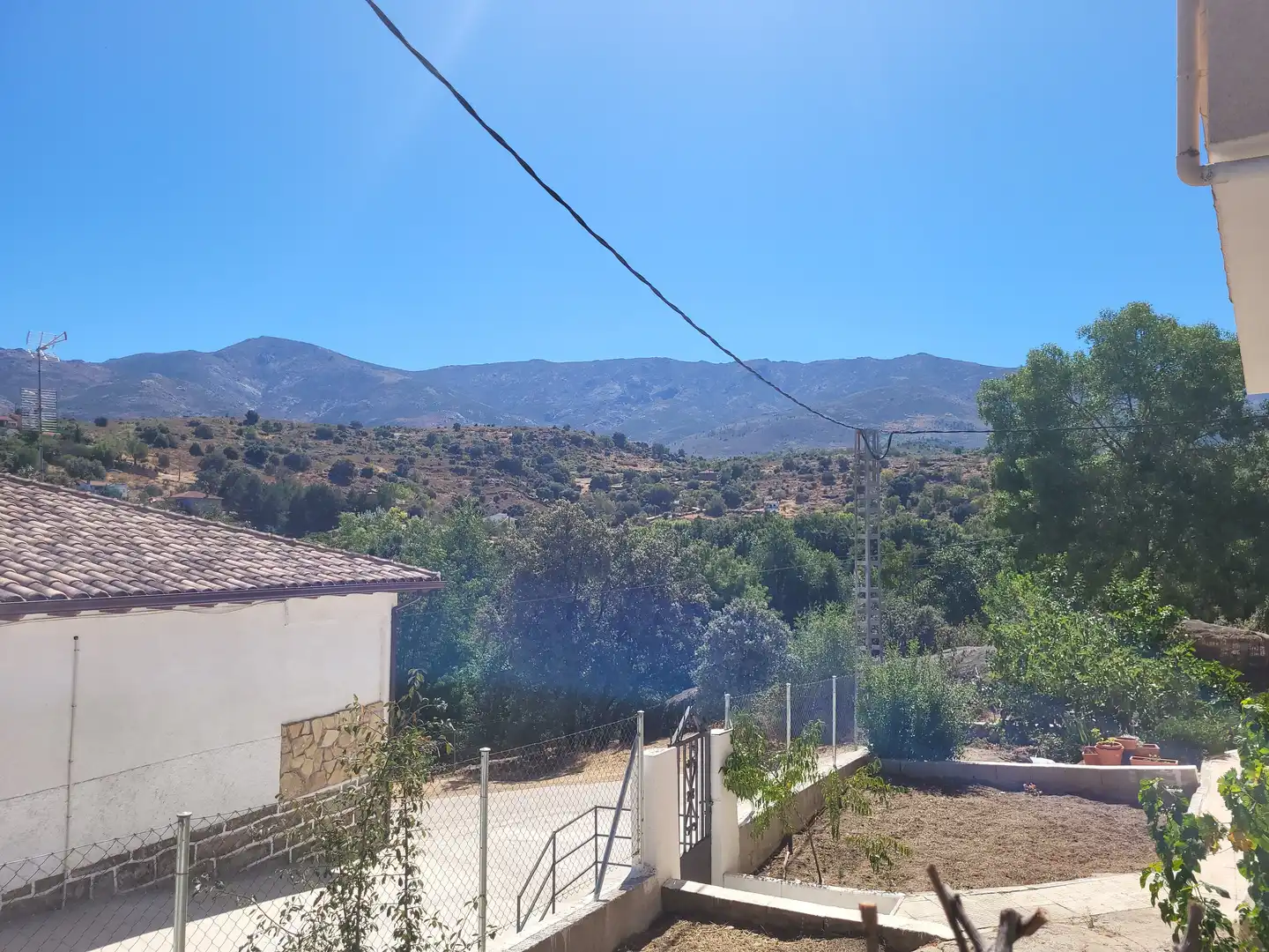 Vista exterior de Casa o xalet en venda en Burgohondo amb Jardí privat i Traster