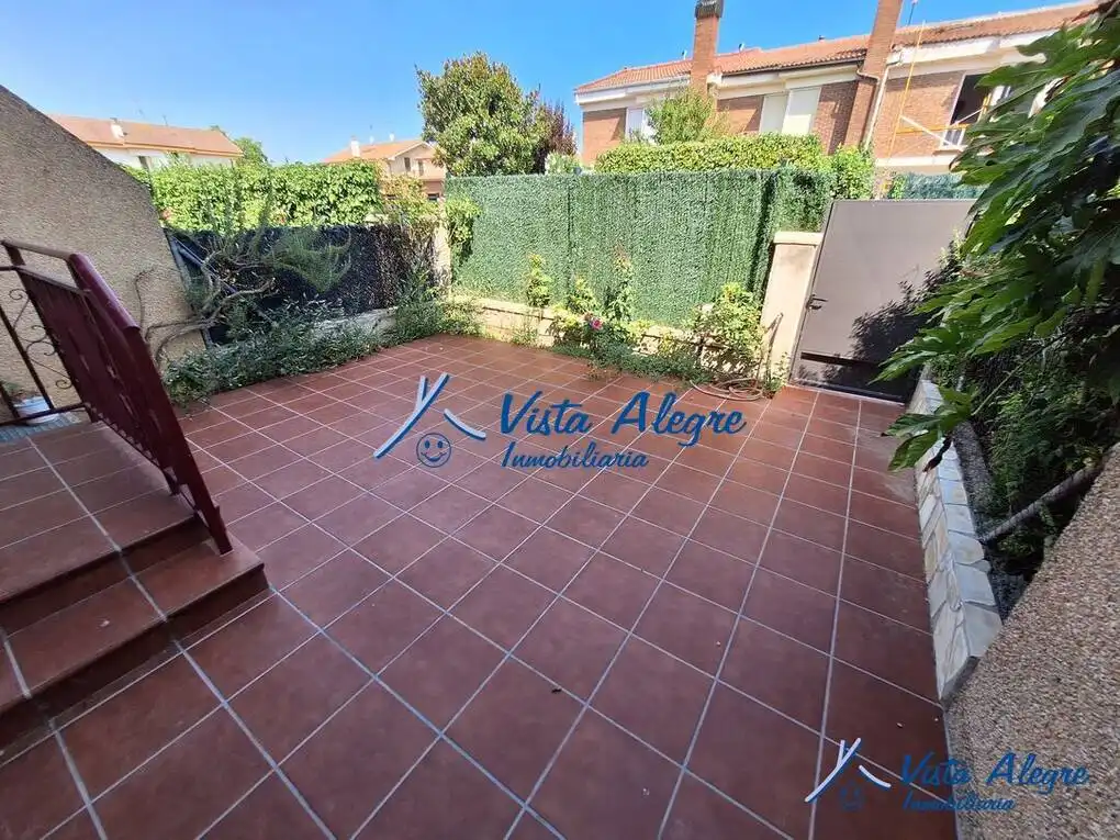 Terrassa de Casa adosada en venda en Anguciana amb Calefacció, Jardí privat i Traster