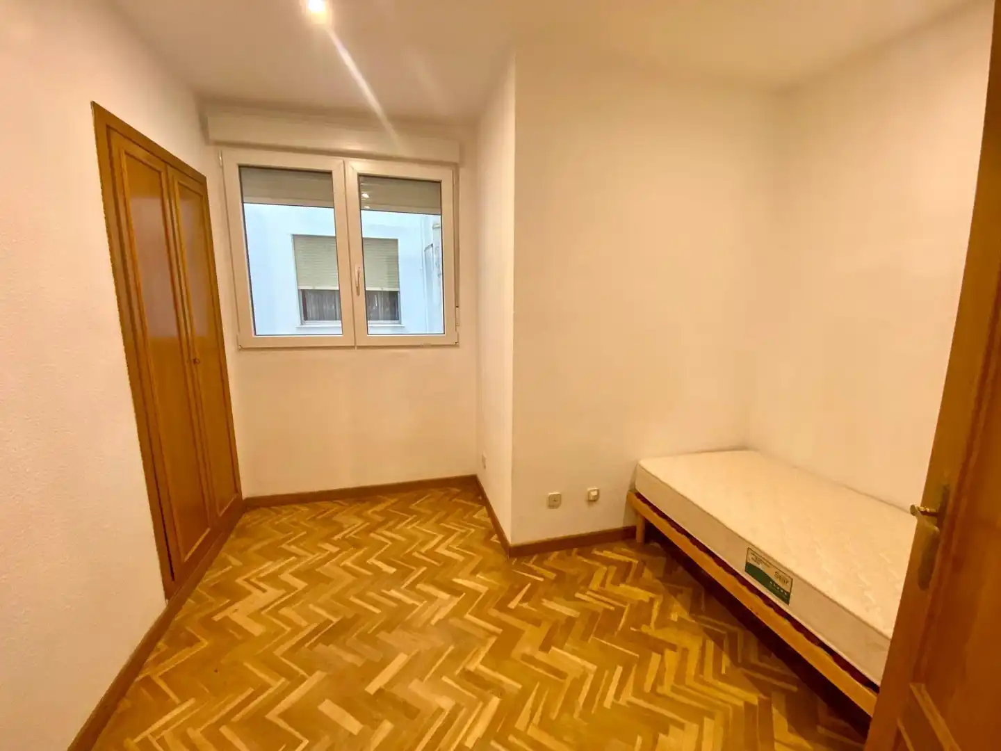 Bedroom of Flat for rent in Valencia  with Air Conditioner, Parquet flooring and Balcony