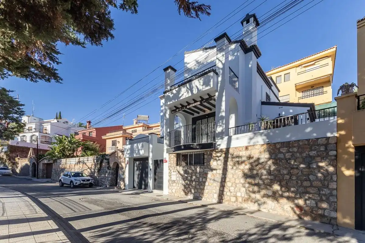 Vista exterior de Casa adosada en venta en Motril con Terraza y Alarma